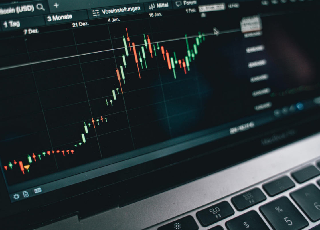 Alt image -https://content.stockstotrade.com/wp-content/uploads/2025/11/dynamic-healthcare-stock-market-trends-2.png