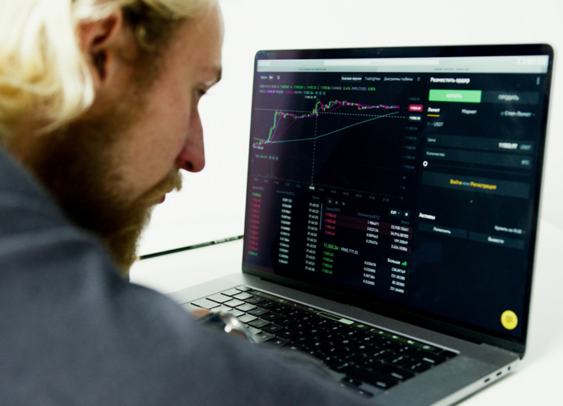 Alt image -https://content.stockstotrade.com/wp-content/uploads/2025/11/dynamic-lithium-market-growth.png