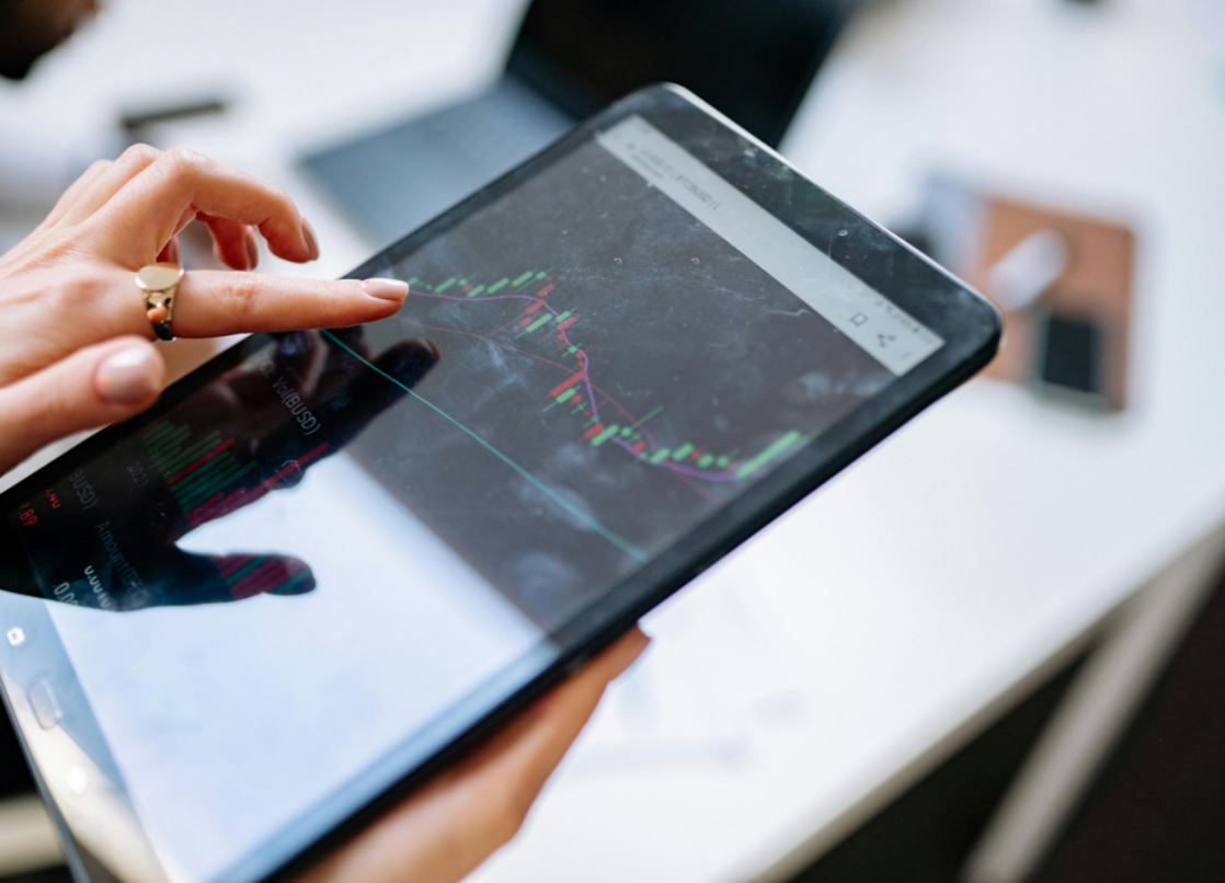 Alt image -https://content.stockstotrade.com/wp-content/uploads/2025/11/dynamic-stock-market-growth-trends-134.png