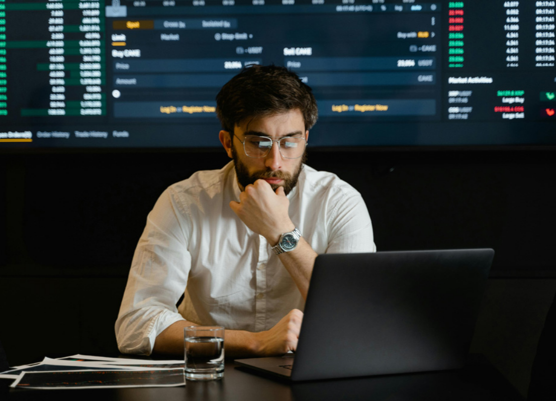 Alt image -https://content.stockstotrade.com/wp-content/uploads/2025/11/dynamic-stock-market-growth-trends-135.png