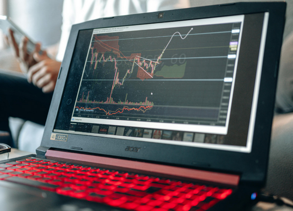 Alt image -https://content.stockstotrade.com/wp-content/uploads/2025/11/dynamic-stock-market-growth-trends-138.png