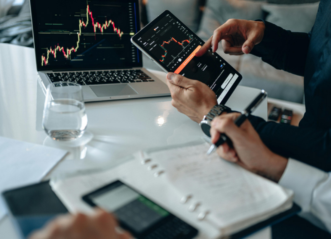 Alt image -https://content.stockstotrade.com/wp-content/uploads/2025/11/dynamic-stock-market-growth-trends-240.png