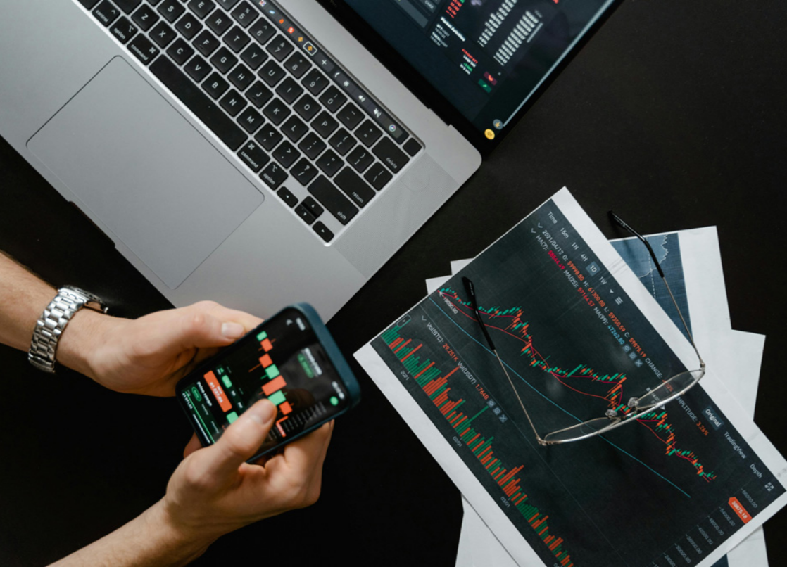 Alt image -https://content.stockstotrade.com/wp-content/uploads/2025/11/volatile-stock-market-trends-72.png