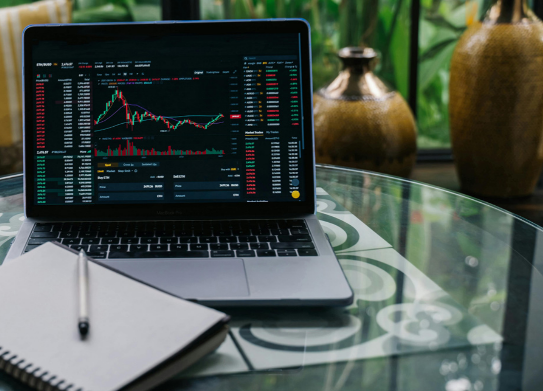 Alt image -https://content.stockstotrade.com/wp-content/uploads/2025/11/volatile-stock-market-trends-79.png
