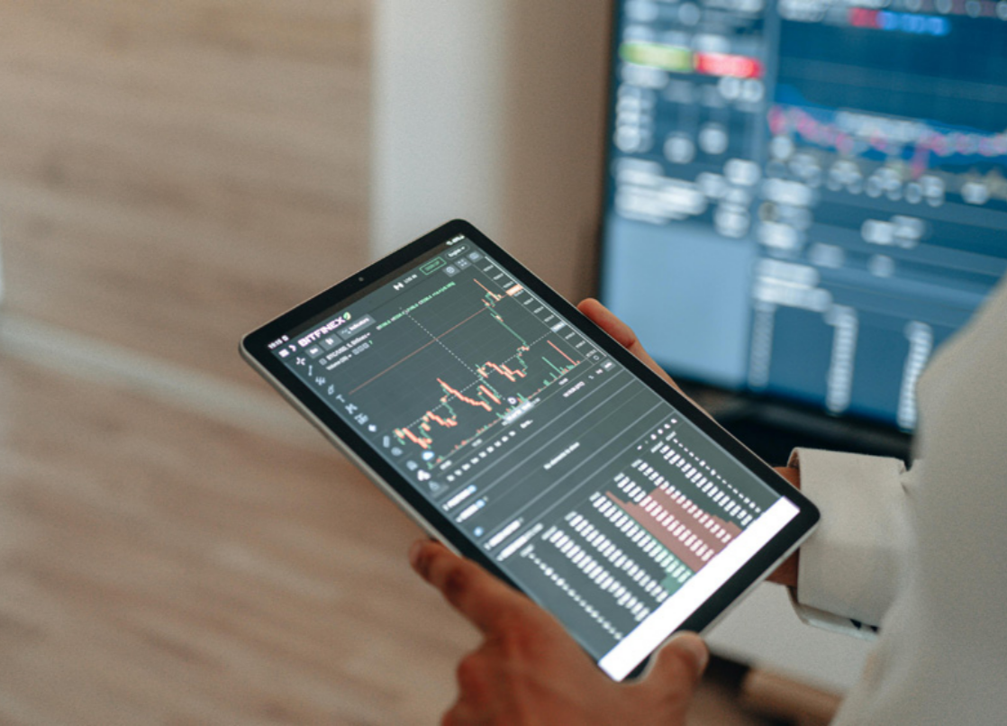 Alt image -https://content.stockstotrade.com/wp-content/uploads/2025/11/volatile-stock-market-trends-95.png