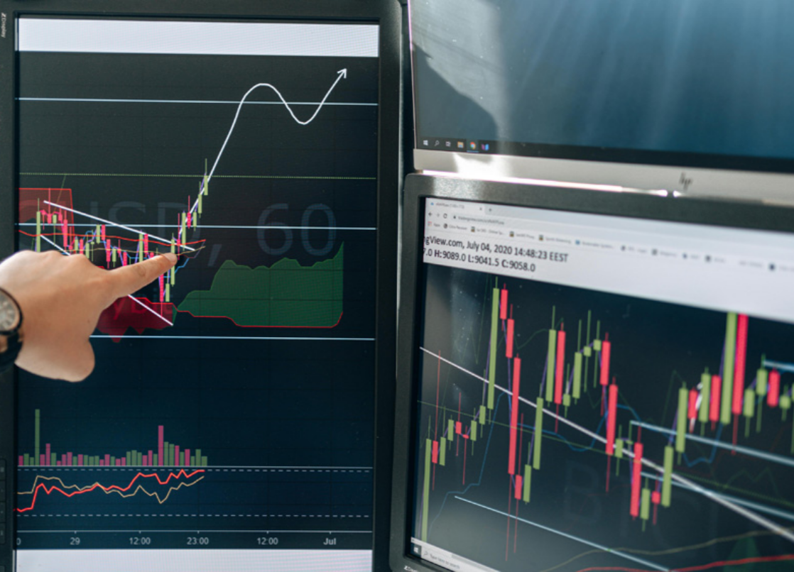 Alt image -https://content.stockstotrade.com/wp-content/uploads/2025/12/dynamic-aviation-stock-market-trends.png