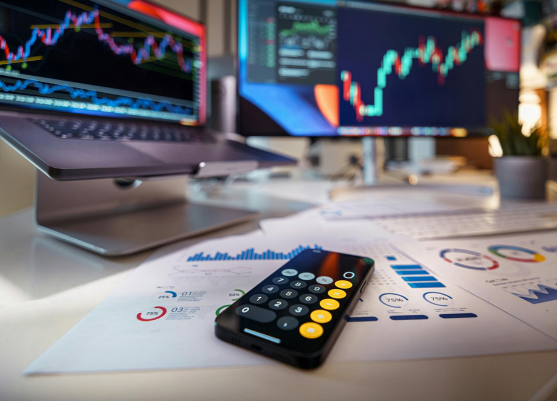 Alt image -https://content.stockstotrade.com/wp-content/uploads/2025/12/dynamic-mining-stock-market-trends.png