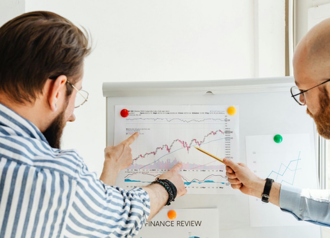 Alt image -https://content.stockstotrade.com/wp-content/uploads/2025/12/dynamic-stock-market-fluctuations-4.png