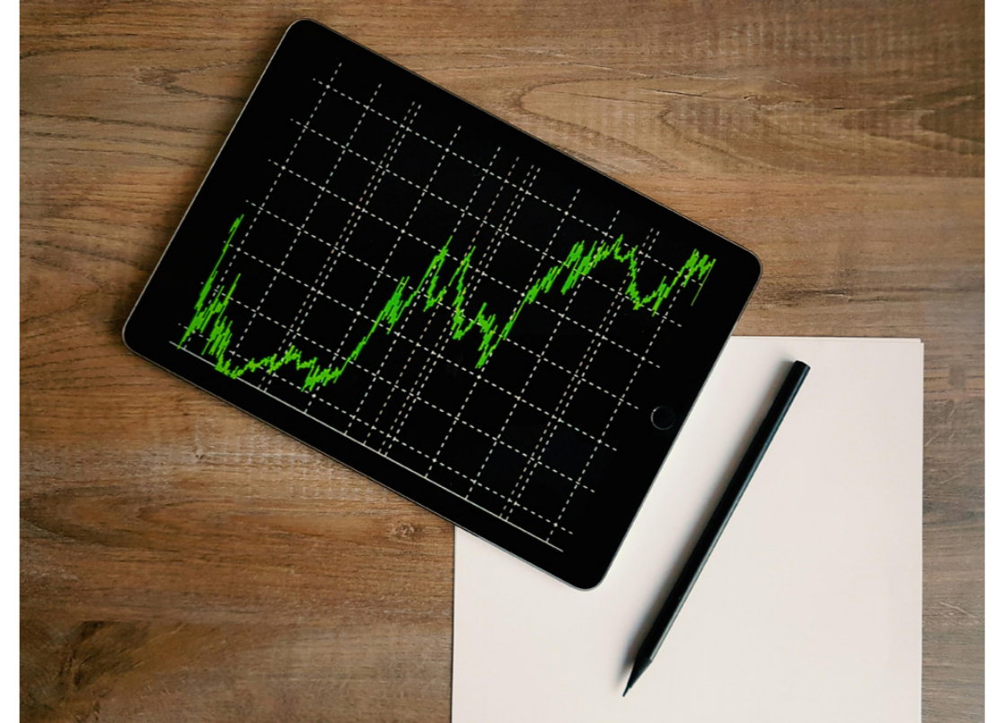 Alt image -https://content.stockstotrade.com/wp-content/uploads/2025/12/dynamic-stock-market-growth-trends-199.png