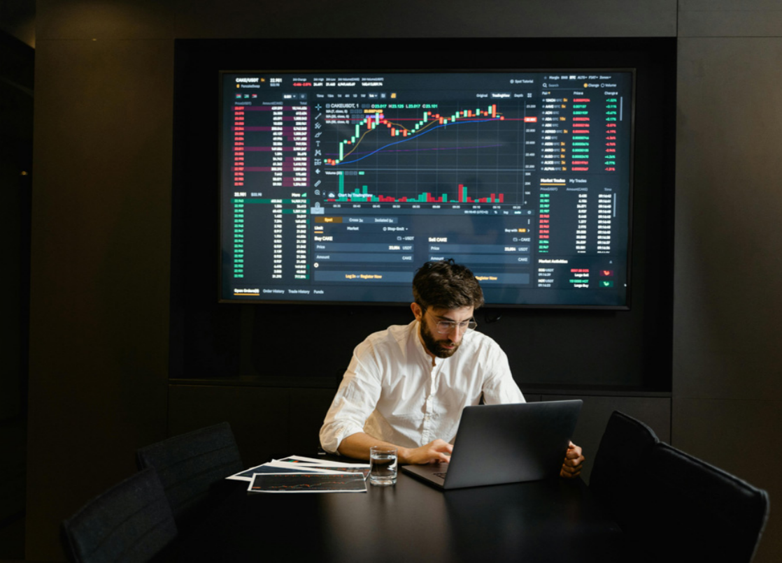 Alt image -https://content.stockstotrade.com/wp-content/uploads/2025/12/dynamic-stock-market-growth-trends-35.png