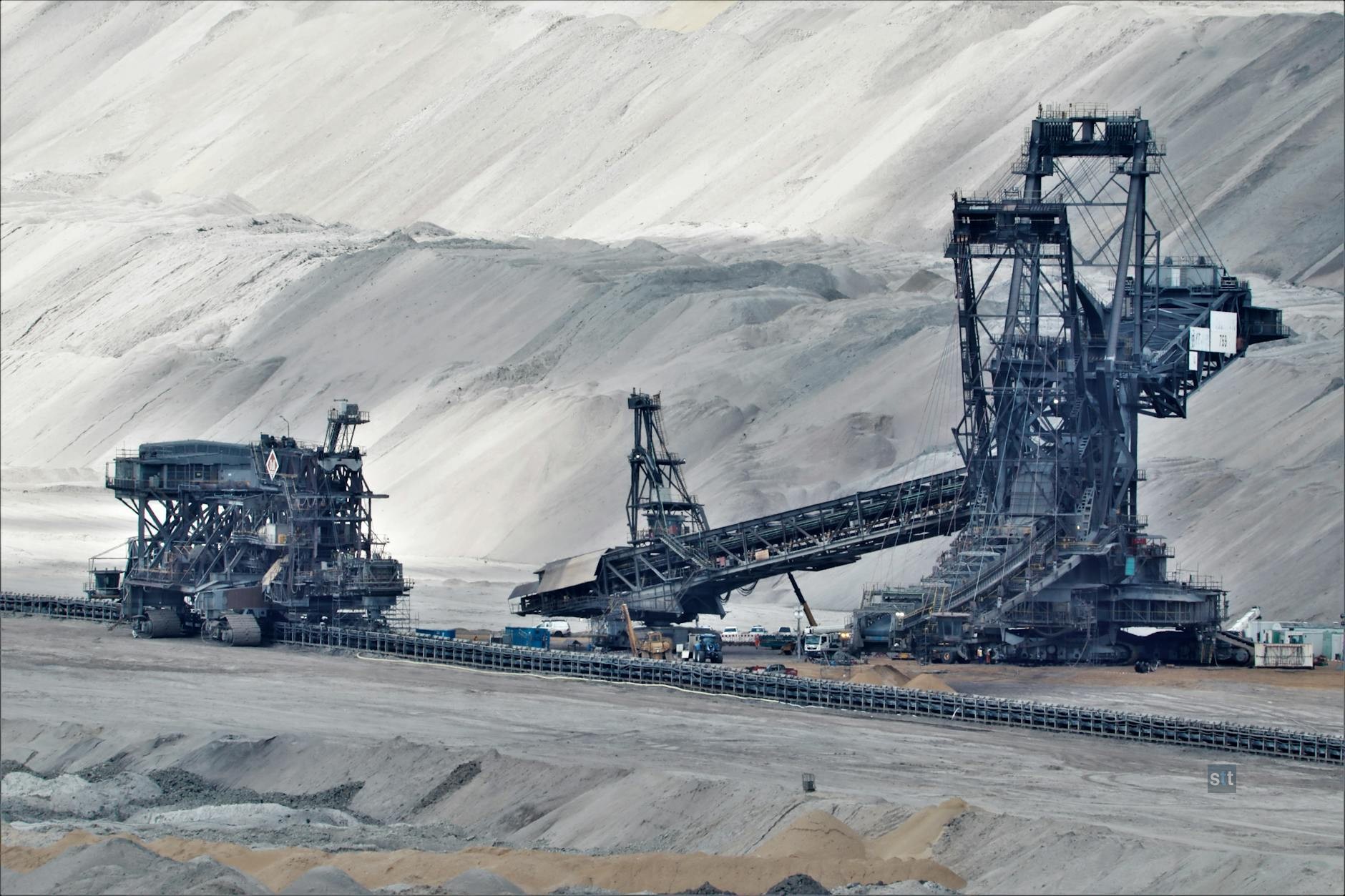 Alt image -https://content.stockstotrade.com/wp-content/uploads/2026/08/aloy-jumps-as-realloys-wins-key-u-s-army-deal.jpg
