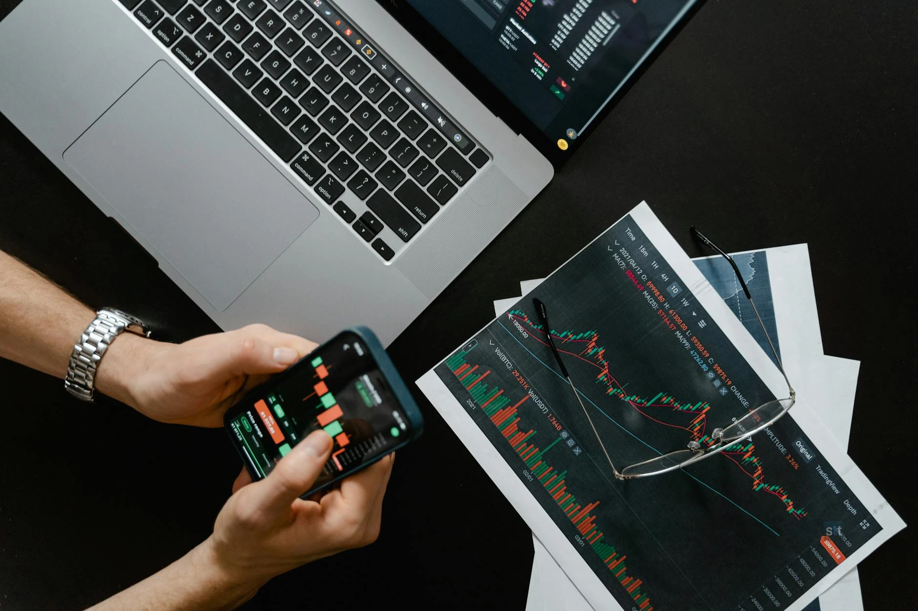 Alt image -https://content.stockstotrade.com/wp-content/uploads/2026/10/flex-ltd-climbs-10-after-earnings-beat.webp