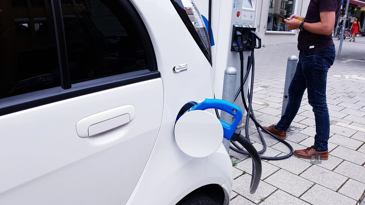 Alt image -https://content.stockstotrade.com/wp-content/uploads/2026/10/paccar-rises-3-after-jpmorgan-cuts-target.webp