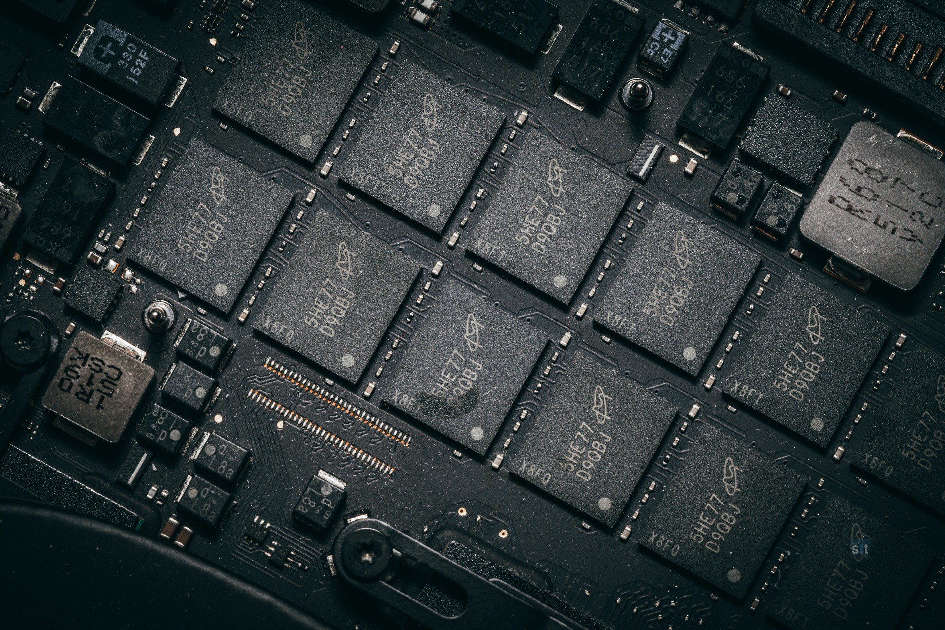 Alt image -https://content.stockstotrade.com/wp-content/uploads/2026/10/skhy-stock-slides-as-cxmt-fears-clash-with-ai-memory-boom.jpg