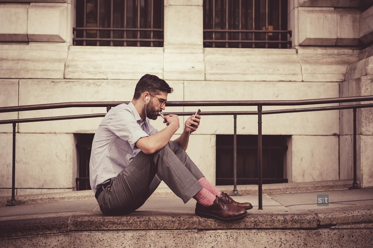 Alt image -https://content.stockstotrade.com/wp-content/uploads/2026/10/snap-stock-faces-pressure-as-ads-weaken-and-regulation-bites.jpg